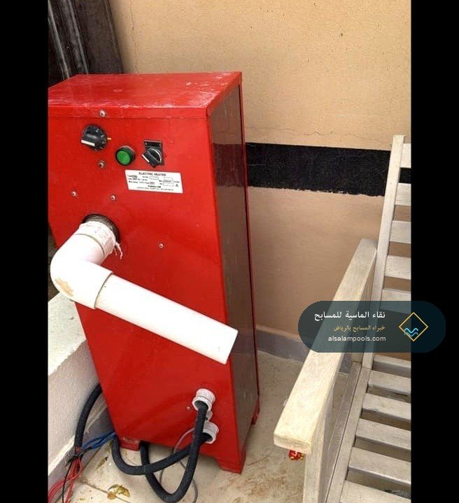 سخان كهربائي أحمر Pahlén مركّب في فناء فيلا مع توصيلات المواسير والكهرباء