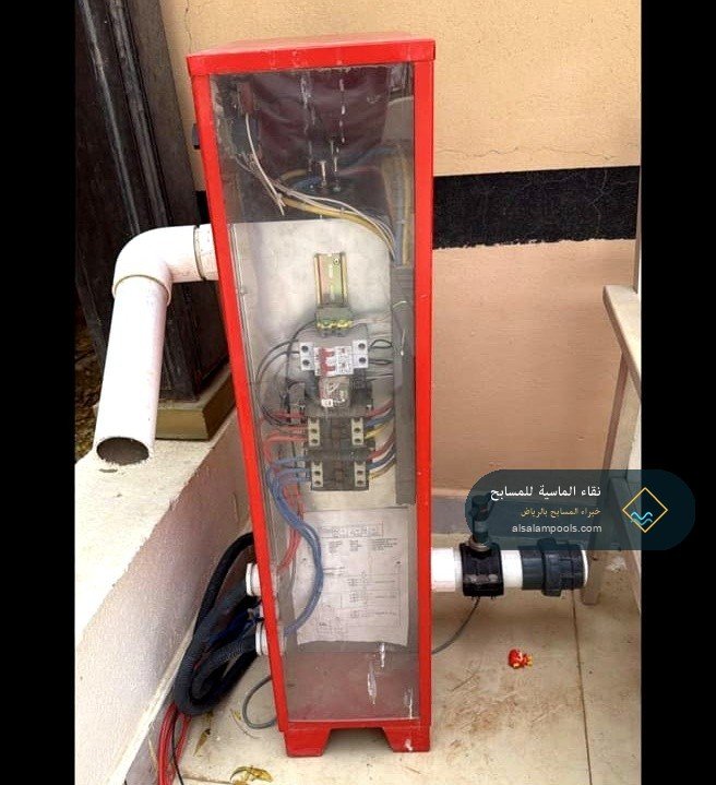 اللوحة الكهربائية الداخلية لسخان مسبح Pahlén تظهر التوصيلات والقاطع الكهربائي