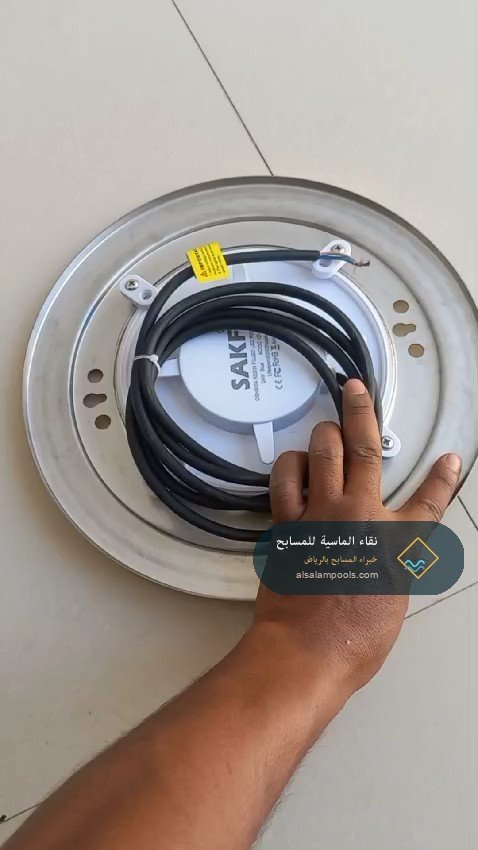 تركيب لمبة LED تحت الماء